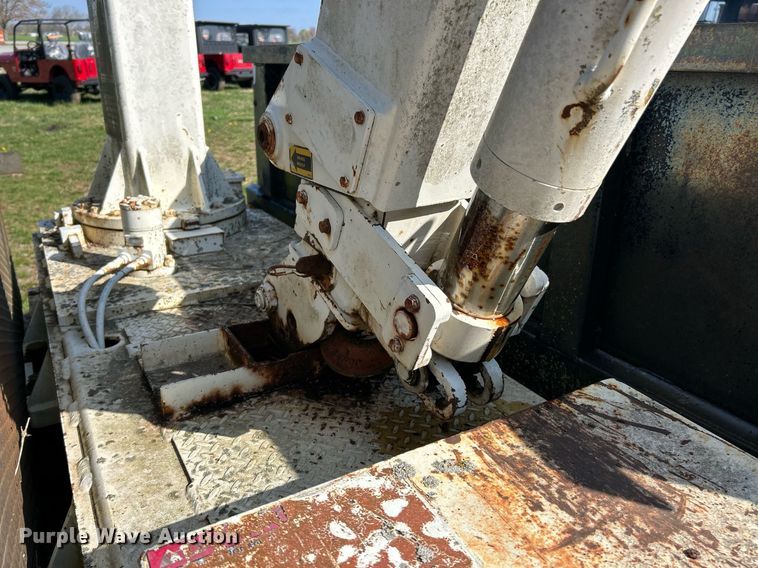 image for item EK2828 1999 Chevrolet C5500 flatbed truck