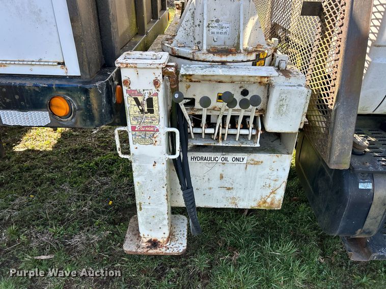 image for item EK2828 1999 Chevrolet C5500 flatbed truck