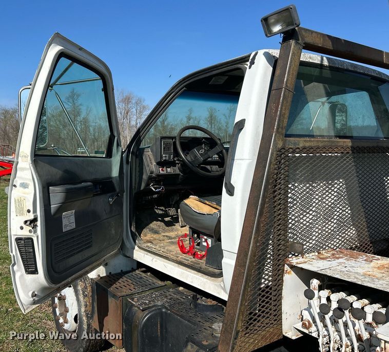 image for item EK2828 1999 Chevrolet C5500 flatbed truck