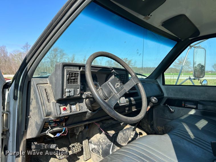 image for item EK2828 1999 Chevrolet C5500 flatbed truck