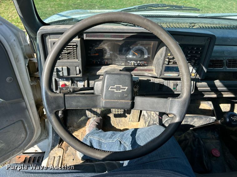 image for item EK2828 1999 Chevrolet C5500 flatbed truck