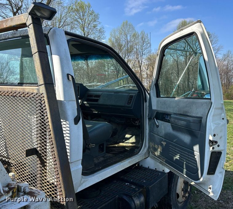 image for item EK2828 1999 Chevrolet C5500 flatbed truck