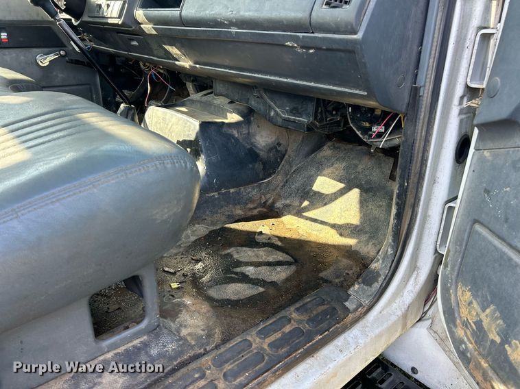 image for item EK2828 1999 Chevrolet C5500 flatbed truck