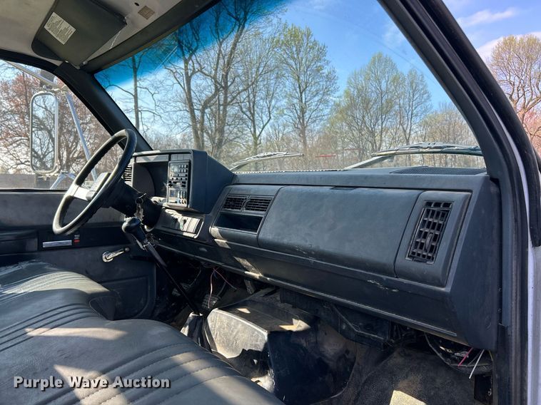 image for item EK2828 1999 Chevrolet C5500 flatbed truck