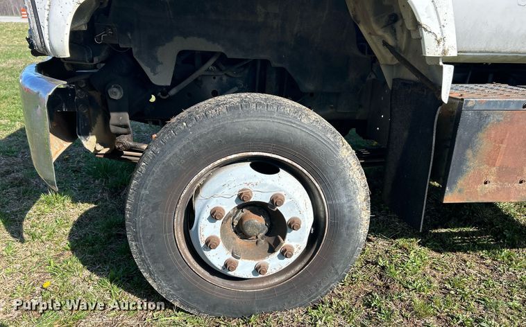 image for item EK2828 1999 Chevrolet C5500 flatbed truck