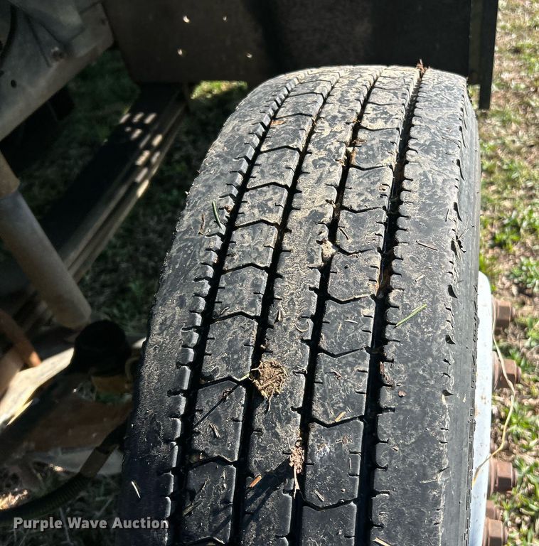 image for item EK2828 1999 Chevrolet C5500 flatbed truck