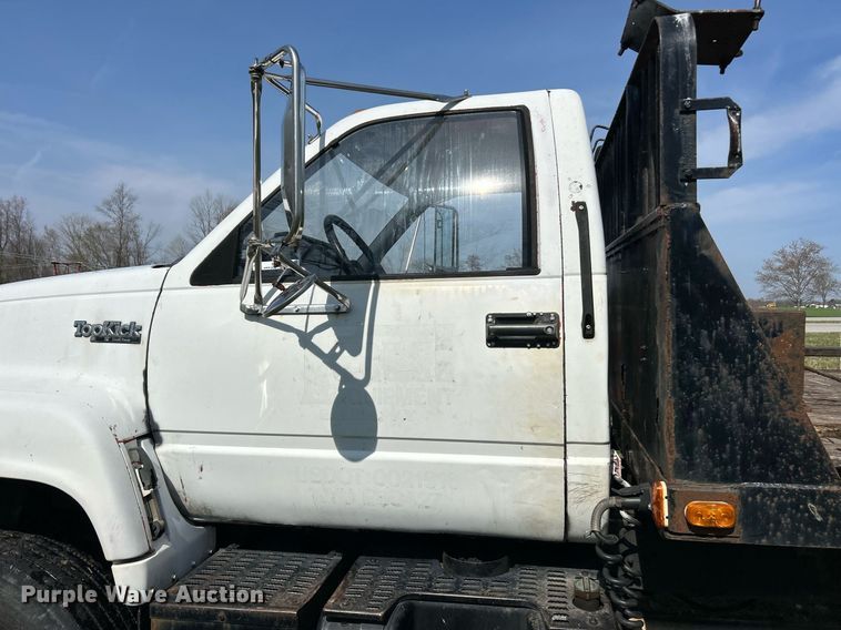 image for item EK2830 1992 GMC TopKick flatbed truck