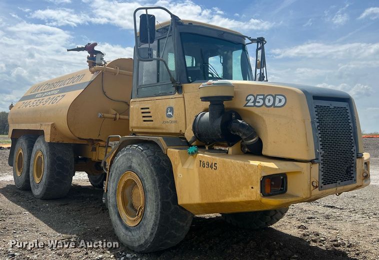 image for item EL5540 2005 John Deere 250D water wagon