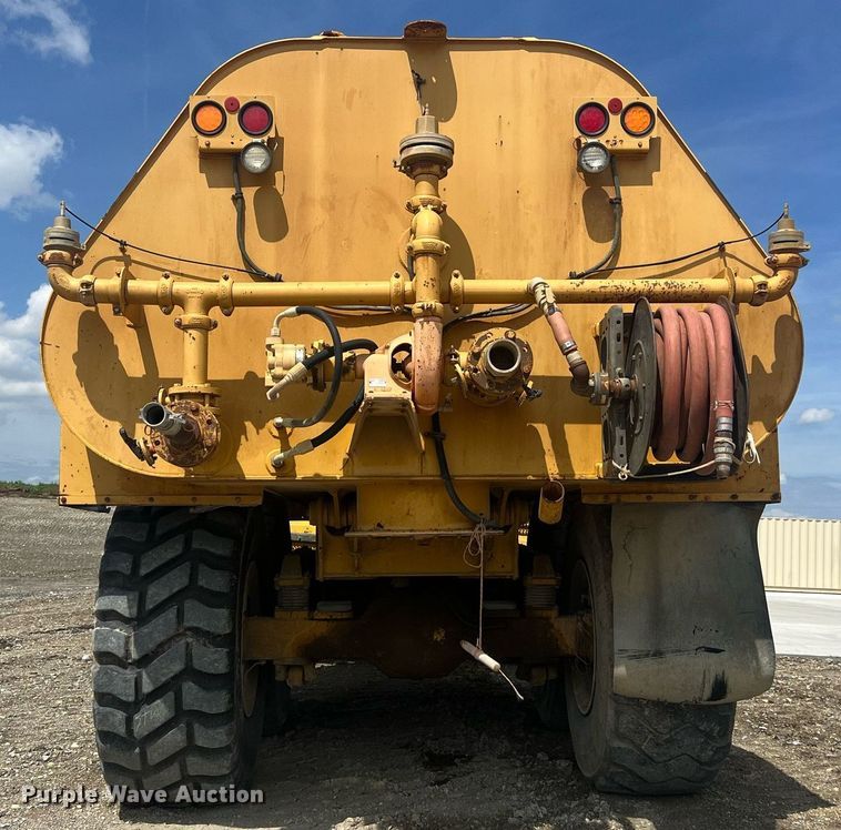 image for item EL5540 2005 John Deere 250D water wagon