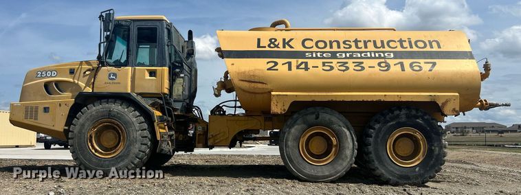 image for item EL5540 2005 John Deere 250D water wagon