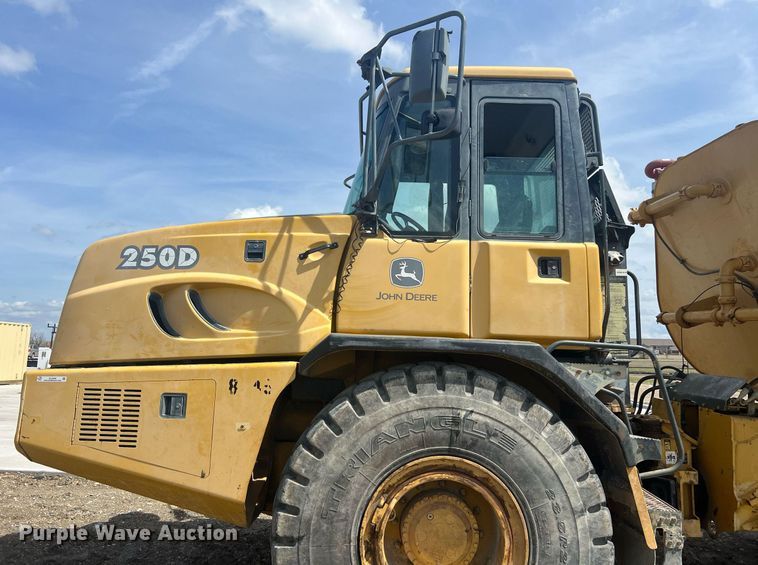 image for item EL5540 2005 John Deere 250D water wagon