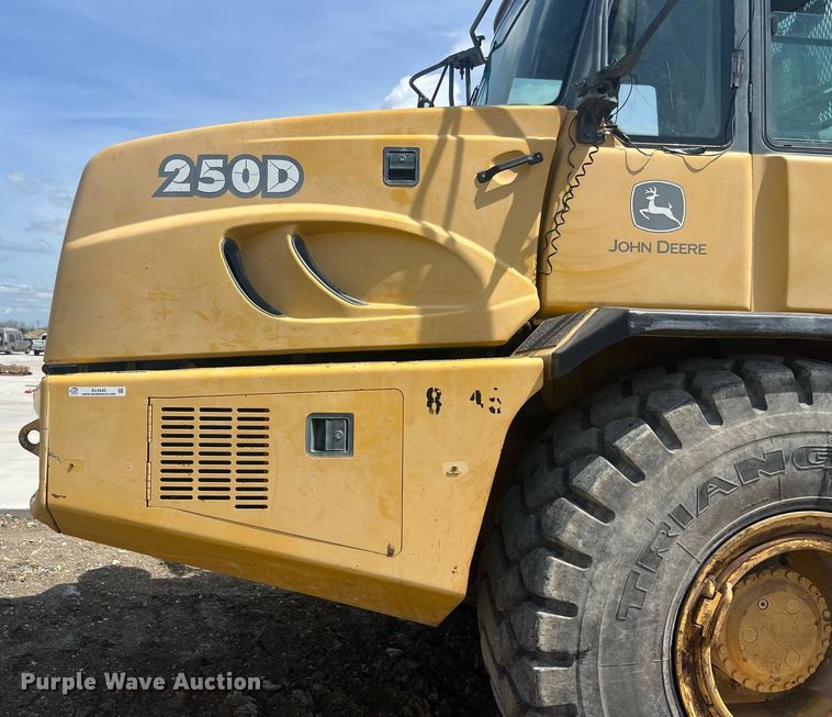 image for item EL5540 2005 John Deere 250D water wagon