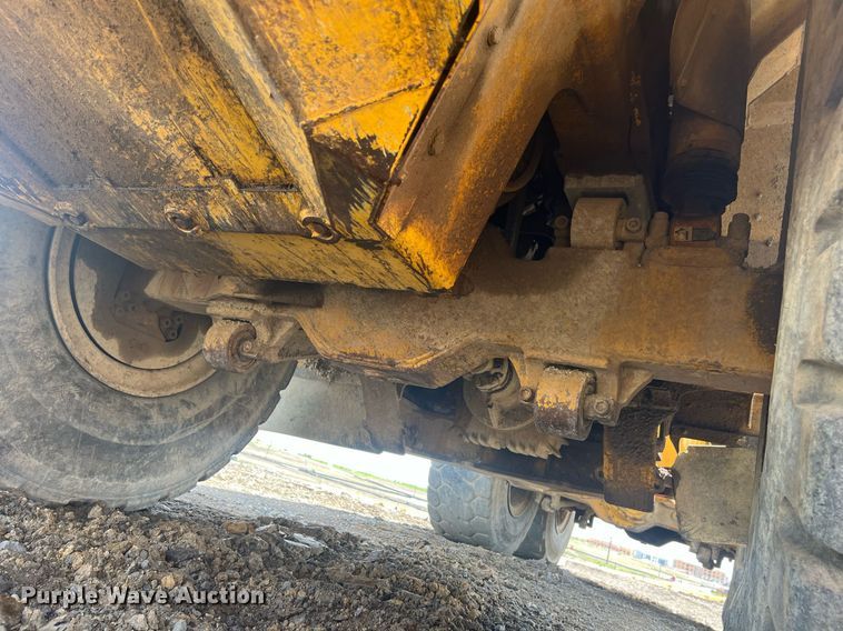 image for item EL5540 2005 John Deere 250D water wagon