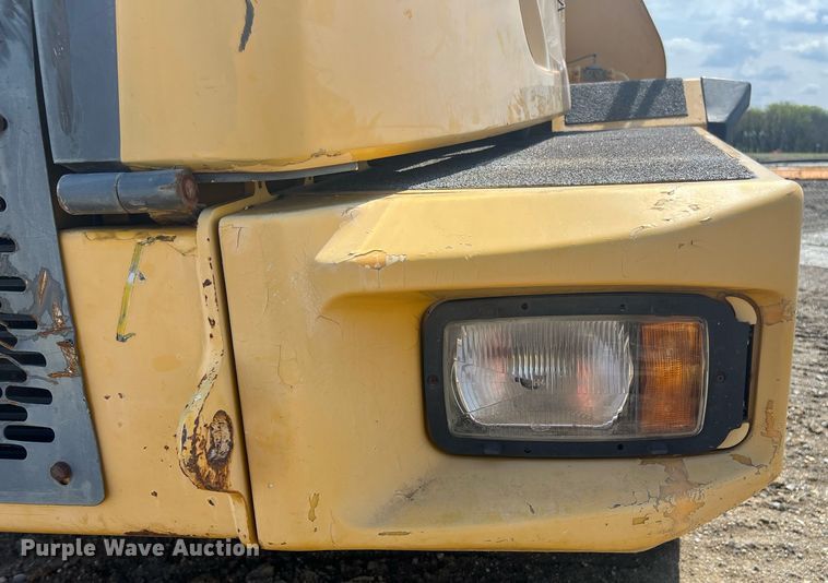 image for item EL5540 2005 John Deere 250D water wagon