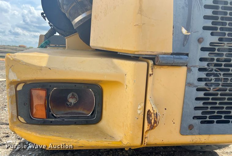 image for item EL5540 2005 John Deere 250D water wagon