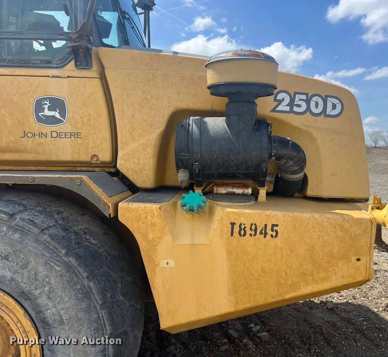 image for item EL5540 2005 John Deere 250D water wagon