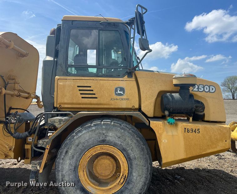 image for item EL5540 2005 John Deere 250D water wagon