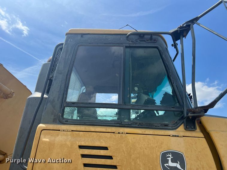 image for item EL5540 2005 John Deere 250D water wagon