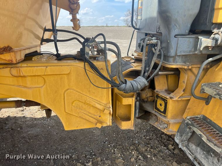 image for item EL5540 2005 John Deere 250D water wagon