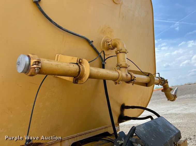 image for item EL5540 2005 John Deere 250D water wagon