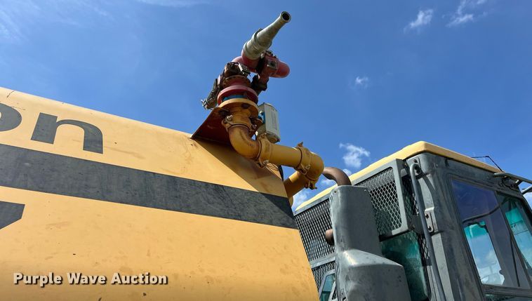 image for item EL5540 2005 John Deere 250D water wagon