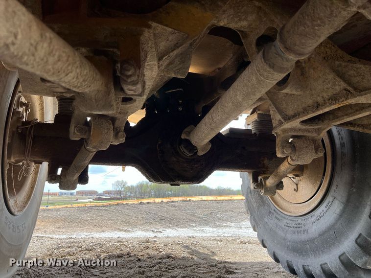 image for item EL5540 2005 John Deere 250D water wagon