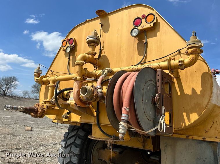 image for item EL5540 2005 John Deere 250D water wagon