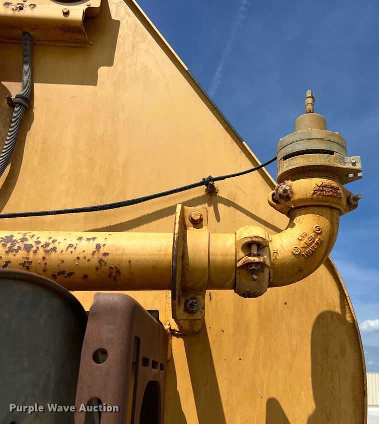 image for item EL5540 2005 John Deere 250D water wagon