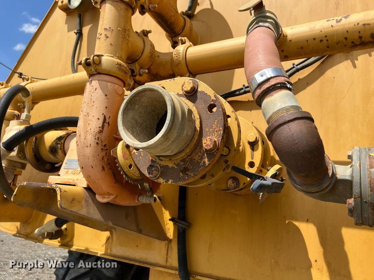 image for item EL5540 2005 John Deere 250D water wagon