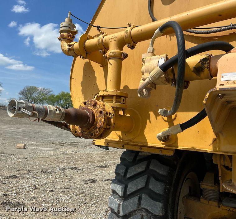 image for item EL5540 2005 John Deere 250D water wagon