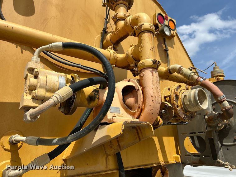 image for item EL5540 2005 John Deere 250D water wagon