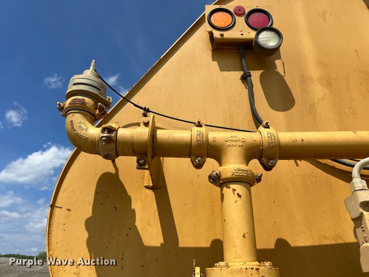 image for item EL5540 2005 John Deere 250D water wagon