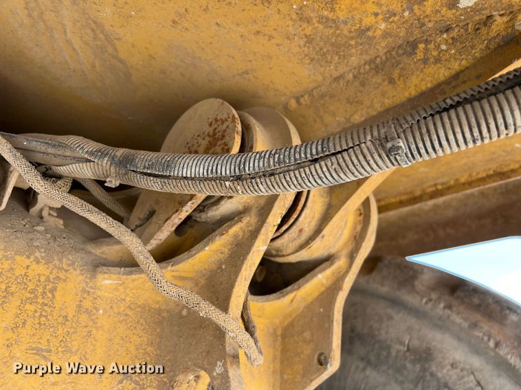 image for item EL5540 2005 John Deere 250D water wagon