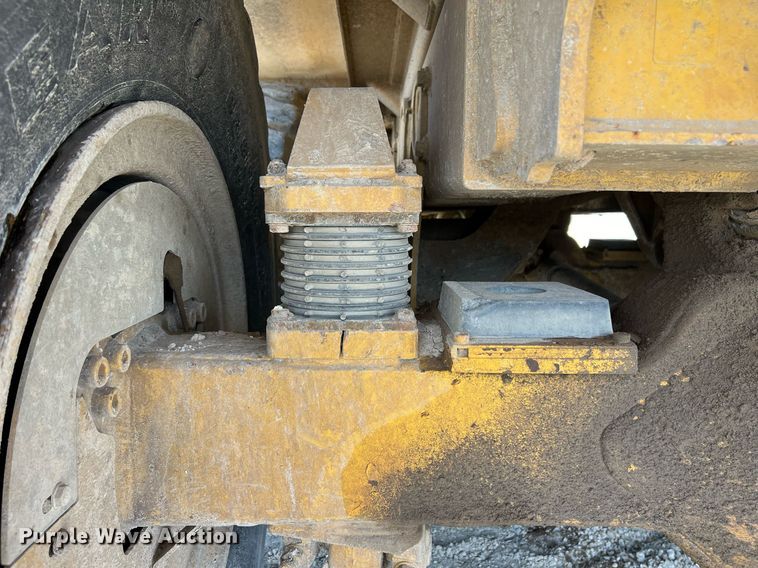 image for item EL5540 2005 John Deere 250D water wagon