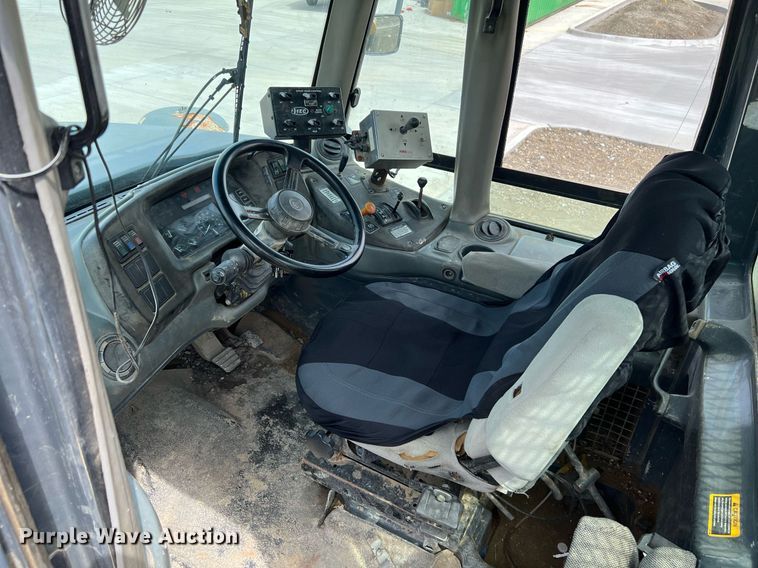 image for item EL5540 2005 John Deere 250D water wagon