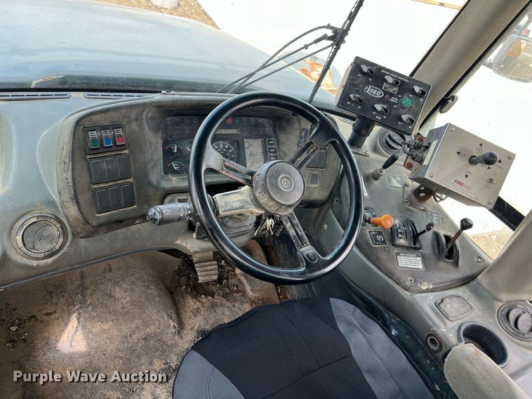 image for item EL5540 2005 John Deere 250D water wagon