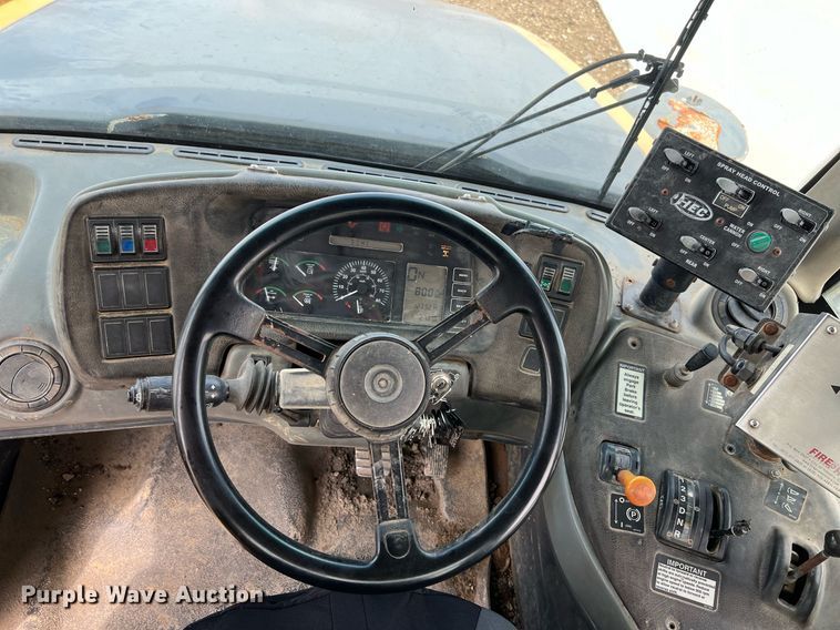 image for item EL5540 2005 John Deere 250D water wagon