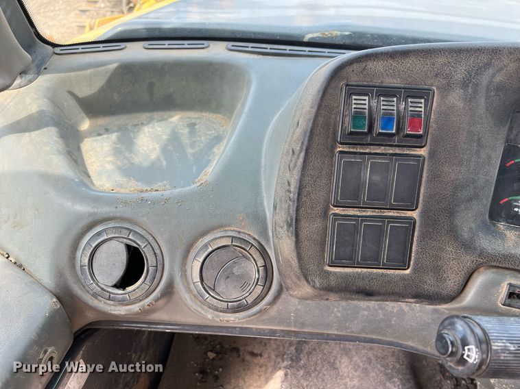 image for item EL5540 2005 John Deere 250D water wagon