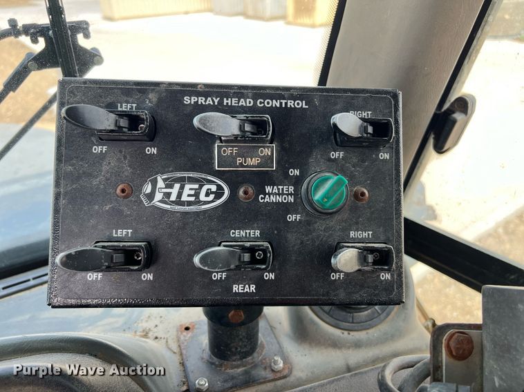 image for item EL5540 2005 John Deere 250D water wagon