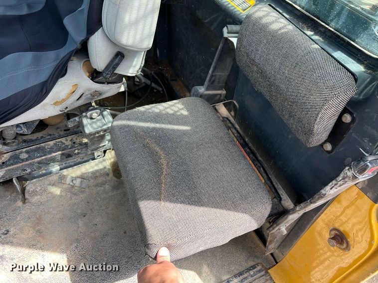 image for item EL5540 2005 John Deere 250D water wagon