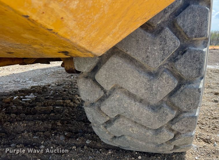 image for item EL5540 2005 John Deere 250D water wagon