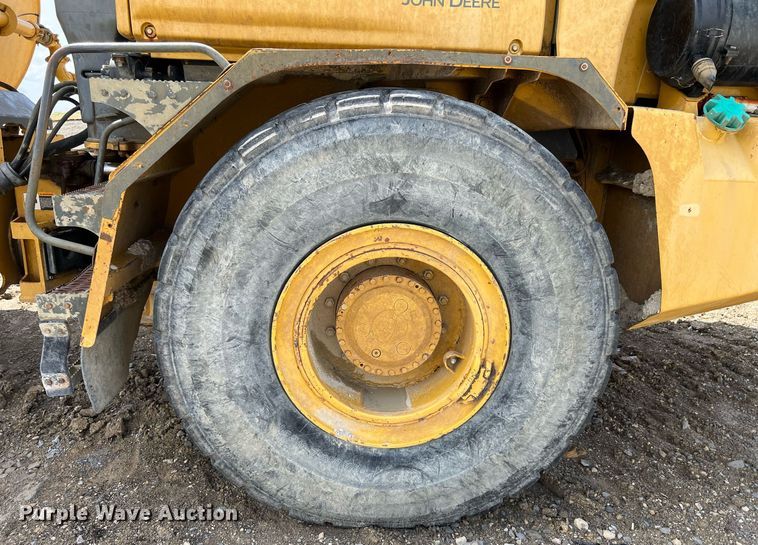 image for item EL5540 2005 John Deere 250D water wagon