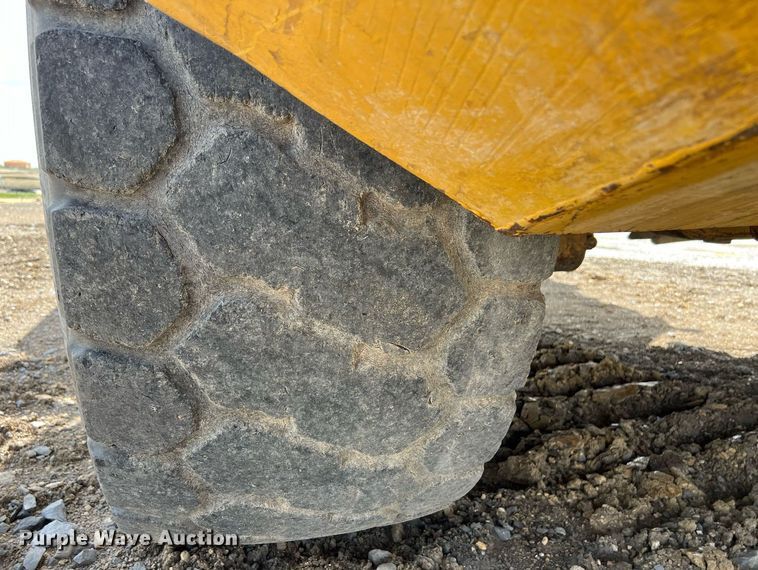 image for item EL5540 2005 John Deere 250D water wagon