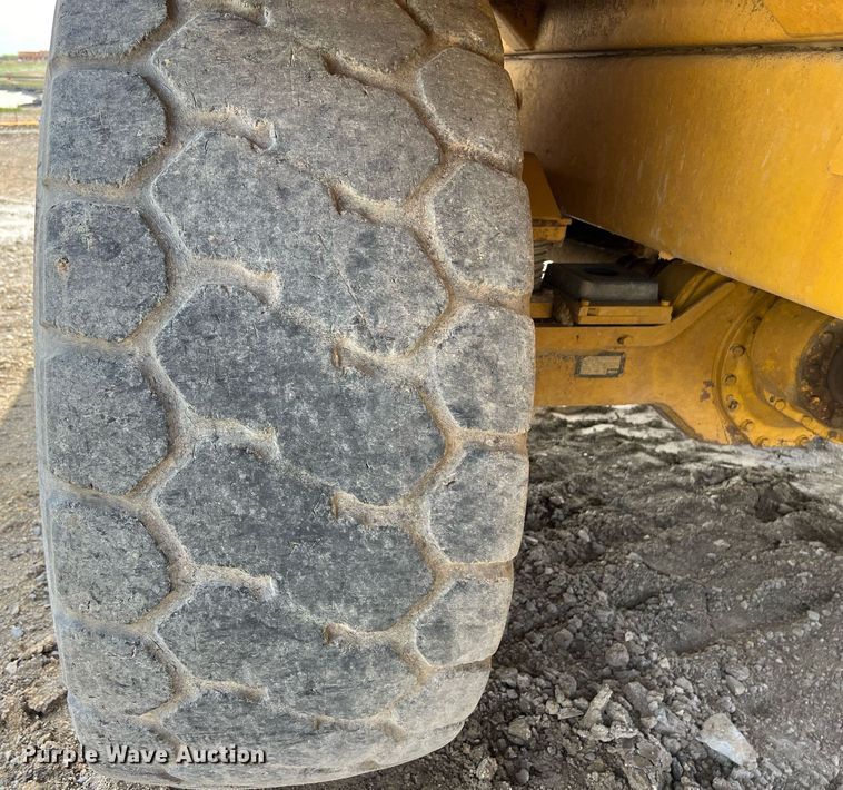 image for item EL5540 2005 John Deere 250D water wagon