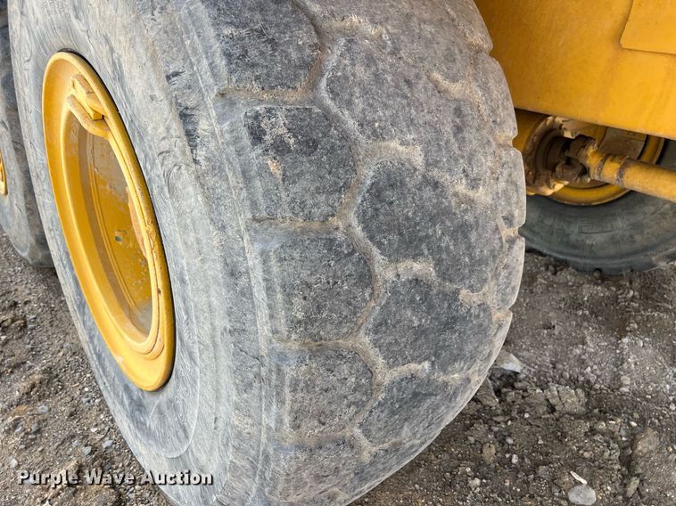 image for item EL5540 2005 John Deere 250D water wagon