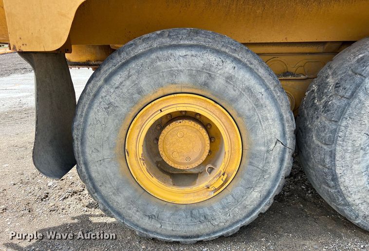 image for item EL5540 2005 John Deere 250D water wagon