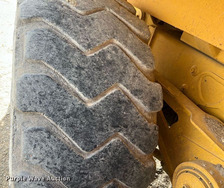 image for item EL5540 2005 John Deere 250D water wagon