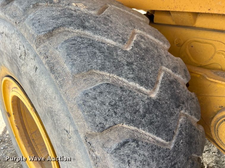 image for item EL5540 2005 John Deere 250D water wagon