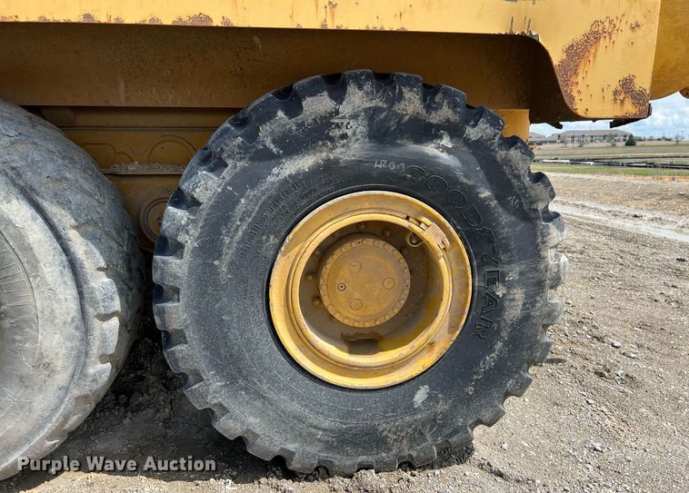 image for item EL5540 2005 John Deere 250D water wagon