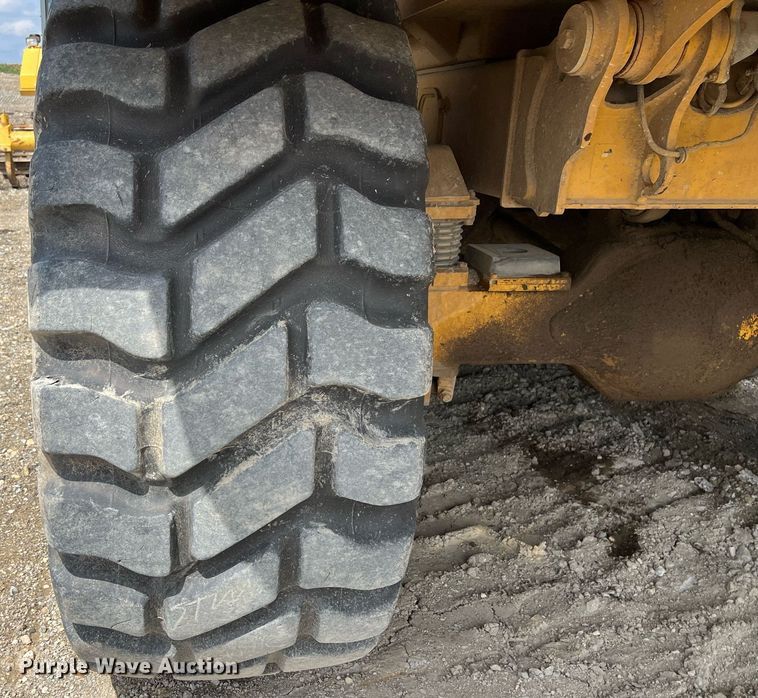 image for item EL5540 2005 John Deere 250D water wagon